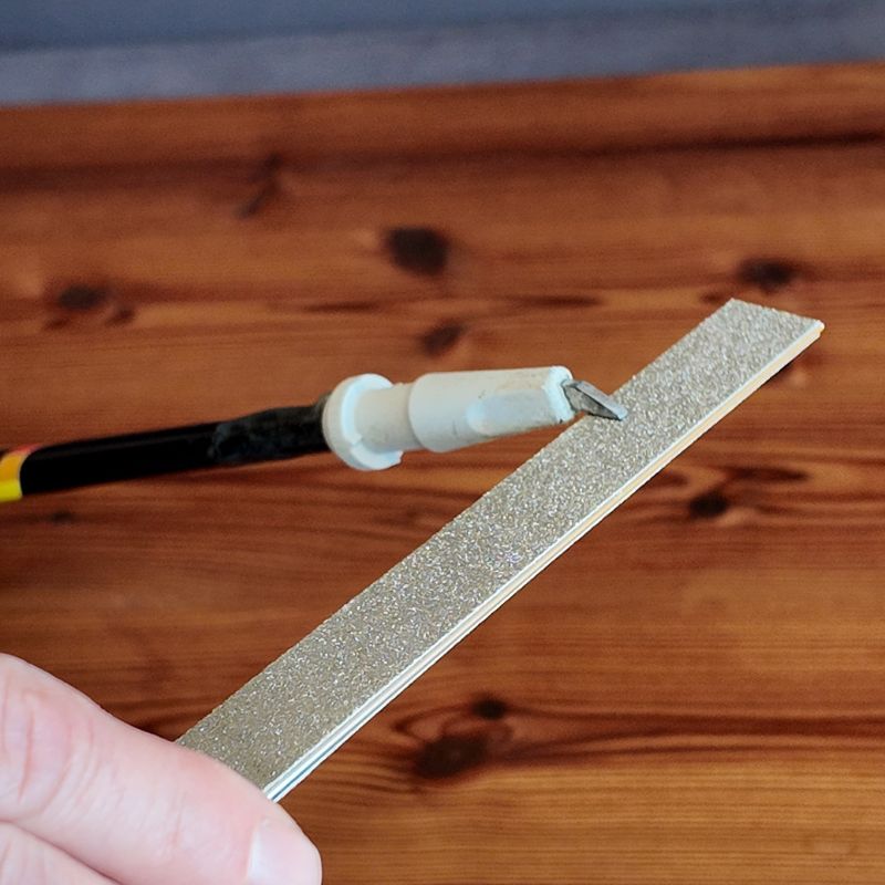 Man som slipar rullskidspetsar med Dianova stavfil – Guide för bättre grepp